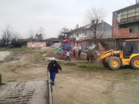 Akyazı Belediyesi Park Ve Bahçeler Ekiplerinden Pazarköy Mahalesinde Yoğun Çalışma