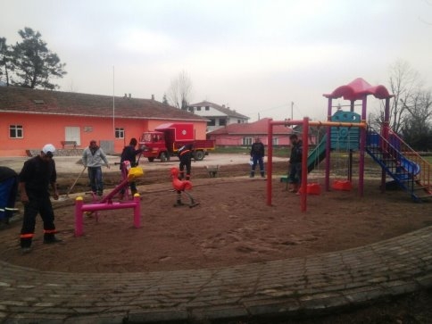 Akyazı Belediyesi Park Ve Bahçeler Ekiplerinden Pazarköy Mahalesinde Yoğun Çalışma