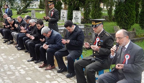 ŞEHİTLER MEZARI BAŞINDA ANILDI
