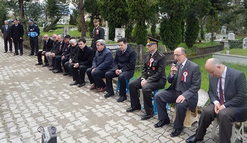 ŞEHİTLER MEZARI BAŞINDA ANILDI