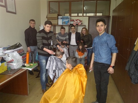 Koltuğa Severek Oturdular