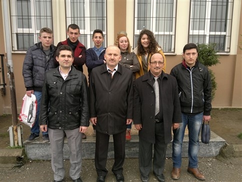 Koltuğa Severek Oturdular