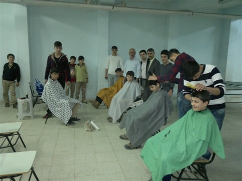 Koltuğa Severek Oturdular