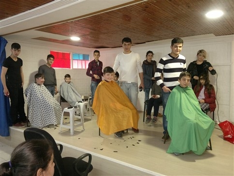 Koltuğa Severek Oturdular