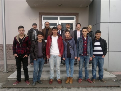 Koltuğa Severek Oturdular