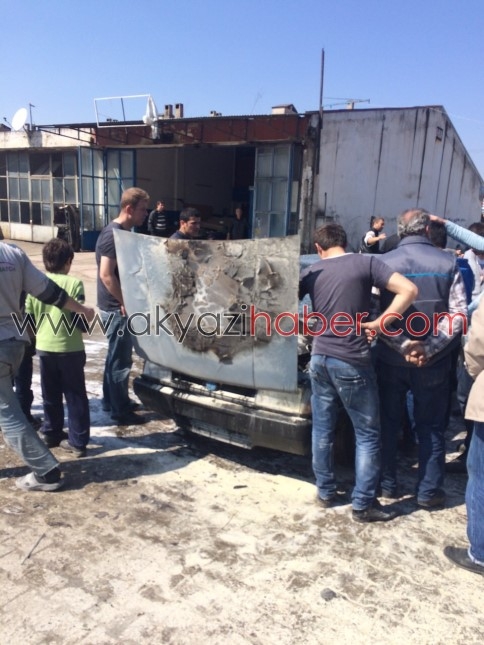 Hareket halindeki otomobil alev Aldı