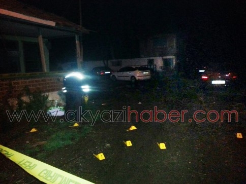 Akyazı'da meydana gelen silahlı Çatışmada 3 kişi yaralandı.