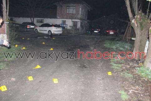 Akyazı'da meydana gelen silahlı Çatışmada 3 kişi yaralandı.