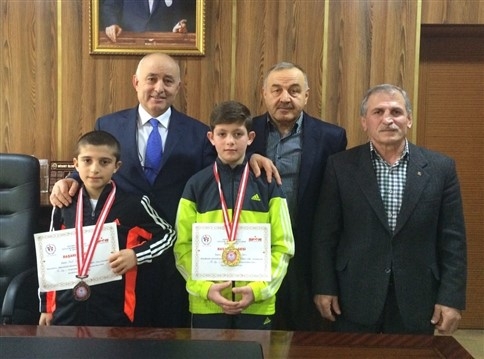 Güreşçiler Recep Özdemir'i Makamında Ziyaret Ettiler