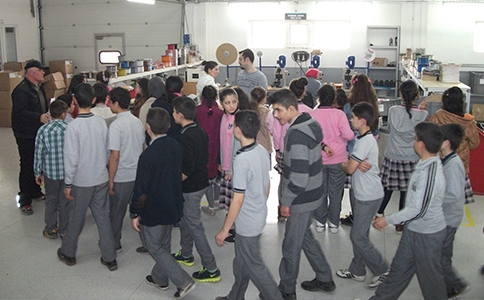 Öğrenciler Fabrikaları Gezdi