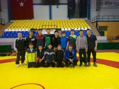 Akyazı Belediyesi ve Halk Eğitim güreşçilerinden 11 Birincilik