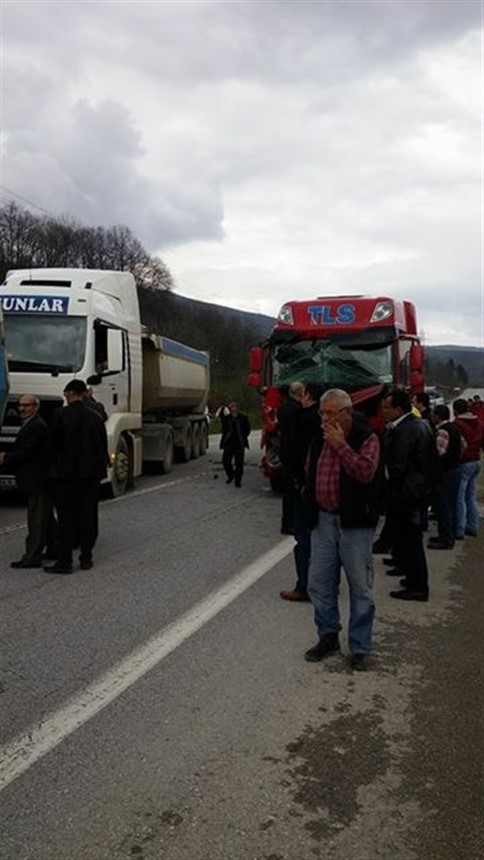 Tır Kamyona Çarptı