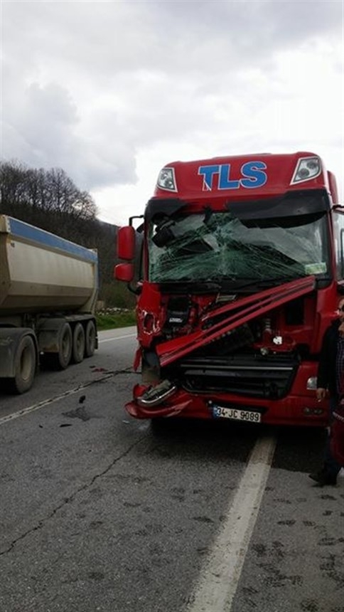 Tır Kamyona Çarptı