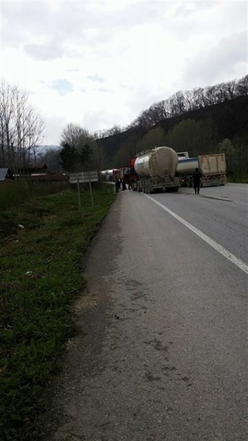 Tır Kamyona Çarptı