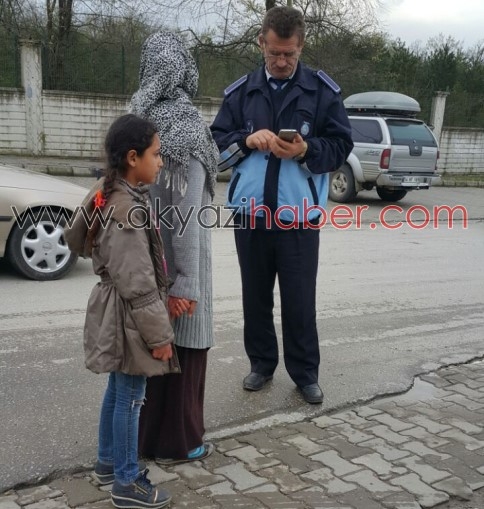 Para Vermeyen Esnafa Kızdı Arabanın Camını Kırdı