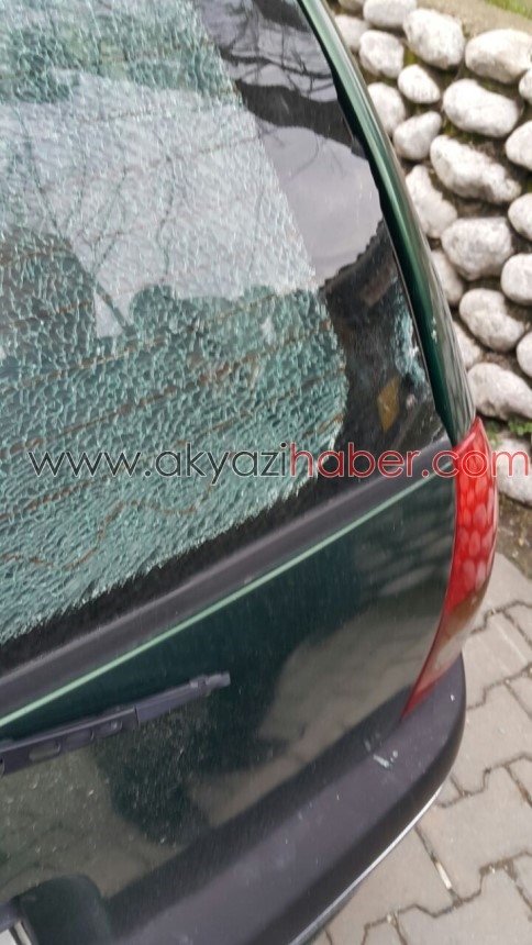 Para Vermeyen Esnafa Kızdı Arabanın Camını Kırdı
