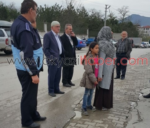 Para Vermeyen Esnafa Kızdı Arabanın Camını Kırdı