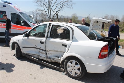 Meydana Gelen Kazada 2'si Ağır Olmak Üzere 4 Kişi Yaralandı