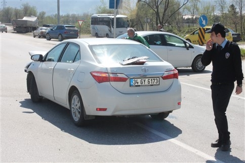 Meydana Gelen Kazada 2'si Ağır Olmak Üzere 4 Kişi Yaralandı