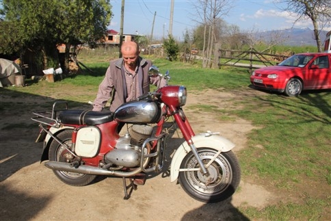 43 Yıllık Motosikletini Odasında Sakladı