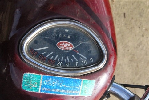 43 Yıllık Motosikletini Odasında Sakladı