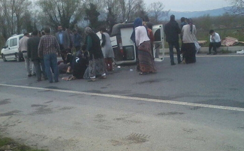 Hafif Ticari Araç Takla Attı 5 Yaralı
