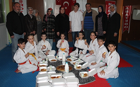 MERAM PİDE KEBAP SALONU KARATECİLERE İKRAMDA BULUNDU