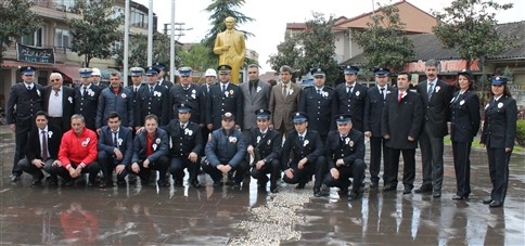 İlçe Emniyet Müdürü Murat Bal Atatürk Anıtına Çelenk Bıraktı