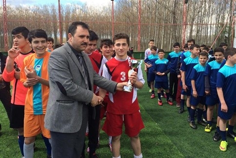 Futbol Turnuvasında Paris Ortaokulu Şampiyon Oldu