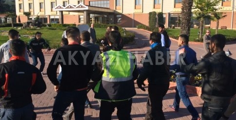 Kendisine Saldıran 20 Kişiyi Elektro Şokla Dağıttı