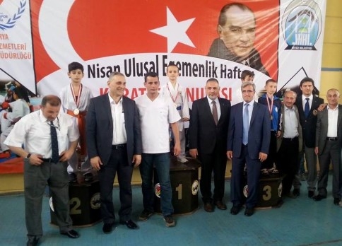 KARATE İL ŞAMPİYONASINDAN 10 ALTIN MADALYA