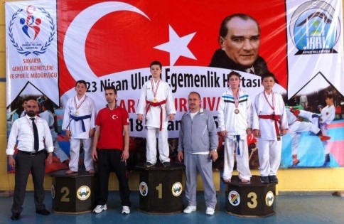 KARATE İL ŞAMPİYONASINDAN 10 ALTIN MADALYA
