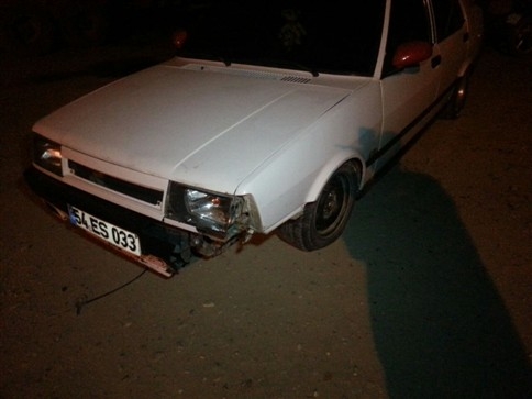 Önce Yayaya Çarptı Sonra Karşıdan Gelen Otomobille Çarpıştı 3 Yaralı
