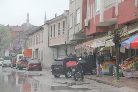 Kaza Sonrası Yoldan Çıkan Otomobil Bina Kapısına Çarptı 