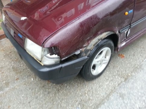 Kaza Sonrası Yoldan Çıkan Otomobil Bina Kapısına Çarptı 