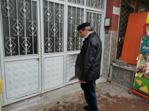 Kaza Sonrası Yoldan Çıkan Otomobil Bina Kapısına Çarptı 