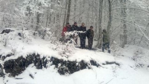 Nisan Ayında Yağan Kar Ormanda Mahsur Bıraktı