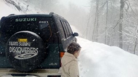 Nisan Ayında Yağan Kar Ormanda Mahsur Bıraktı