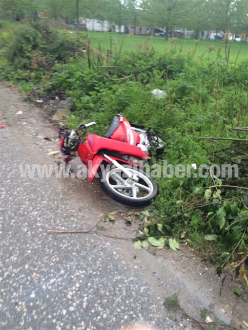 Motosiklet Sürücüsü Minibüs'e Çarptı 2 Yaralı