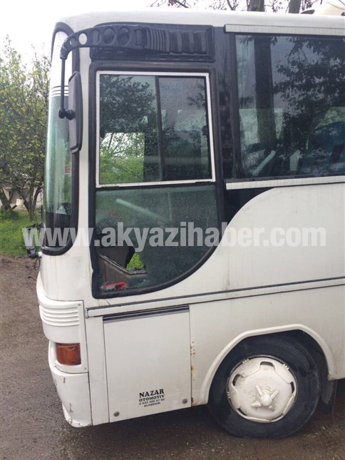 Motosiklet Sürücüsü Minibüs'e Çarptı 2 Yaralı