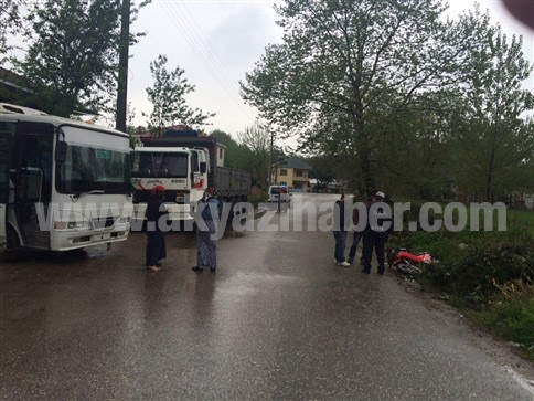 Motosiklet Sürücüsü Minibüs'e Çarptı 2 Yaralı