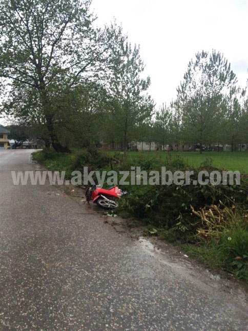 Motosiklet Sürücüsü Minibüs'e Çarptı 2 Yaralı