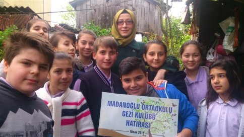 Biriktirdikleri Harçlıklarıyla Aldıkları Çiçekleri Diktiler