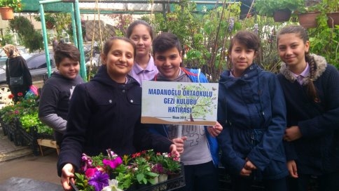 Biriktirdikleri Harçlıklarıyla Aldıkları Çiçekleri Diktiler