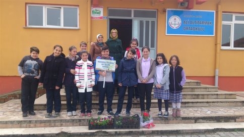 Biriktirdikleri Harçlıklarıyla Aldıkları Çiçekleri Diktiler