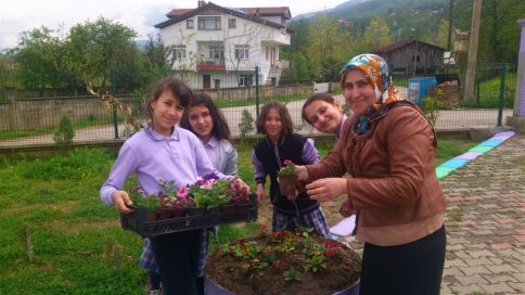 Biriktirdikleri Harçlıklarıyla Aldıkları Çiçekleri Diktiler