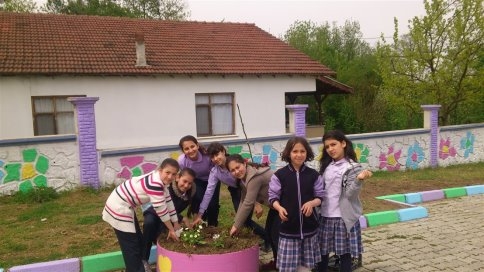 Biriktirdikleri Harçlıklarıyla Aldıkları Çiçekleri Diktiler