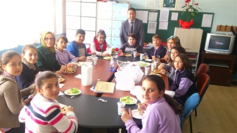 Biriktirdikleri Harçlıklarıyla Aldıkları Çiçekleri Diktiler