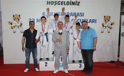 Karateciler Takım Halinde Şampiyon Oldular