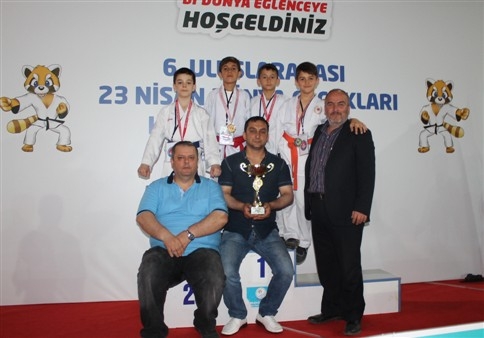 Karateciler Takım Halinde Şampiyon Oldular